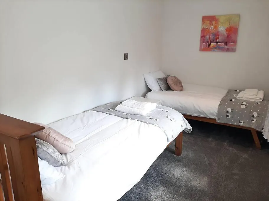Beautiful Countryside Cottage, Sleeps 6, Dogs Welcome Halifax
