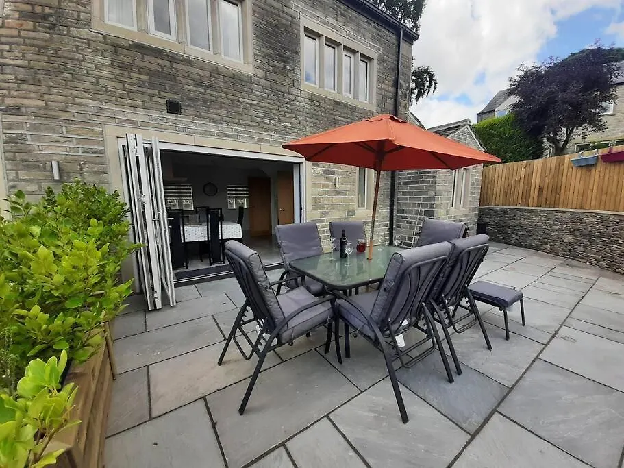 Beautiful Countryside Cottage, Sleeps 6, Dogs Welcome Halifax